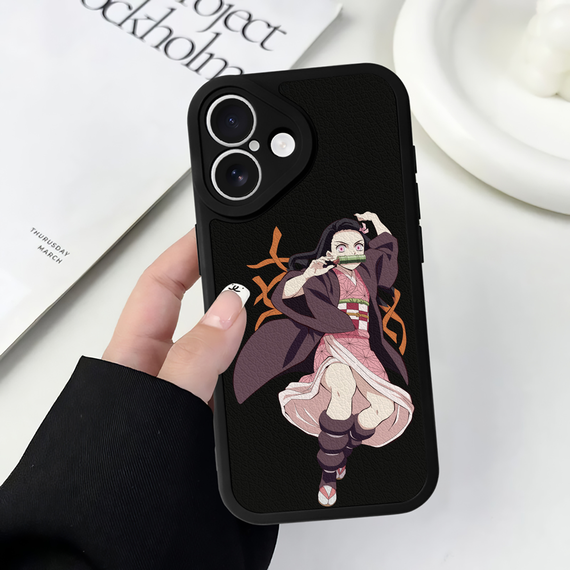 （画像用） 鬼滅の刃（きめつのやいば）竈門 禰󠄀豆子／かまど ねずこ Kamado Nezuko 【iPhone 16シリーズ対応】シリコンスマホケース（レザー調） 材質：シリコン
